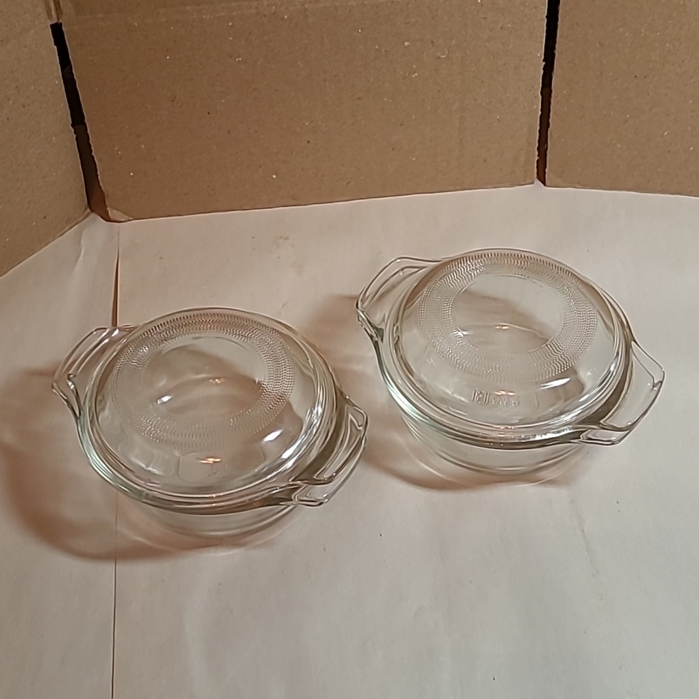 Set of 2 Anchor Hocking mini Casserole dishes with lids